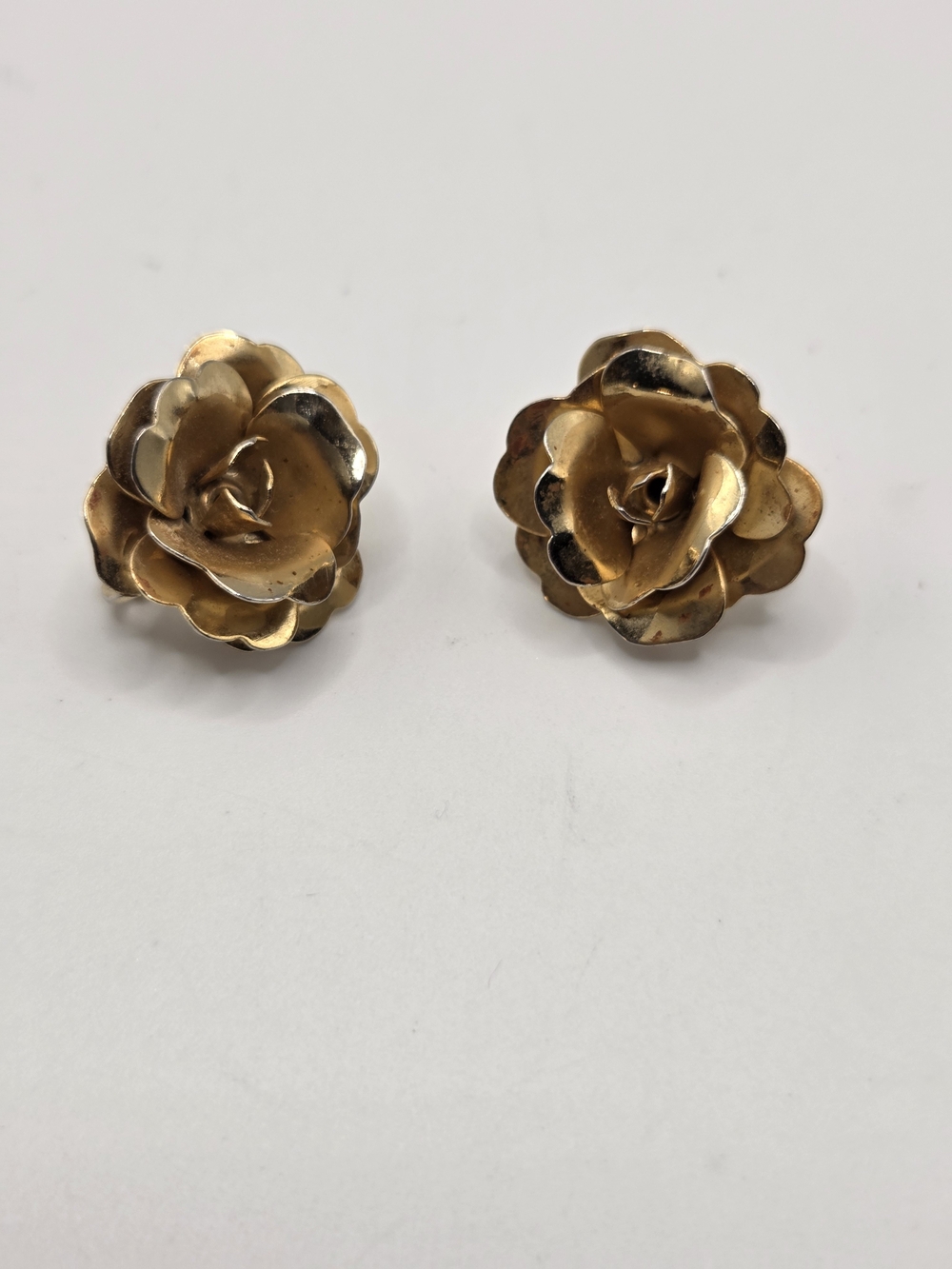 1597. Vintage Gold Tone Rose Clip On Earrings